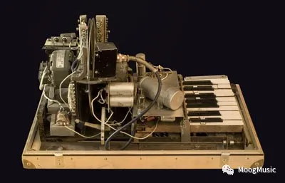 Moog半模块合成器系列新成员 - Subharmonicon复合节奏模拟合成器-03.jpg
